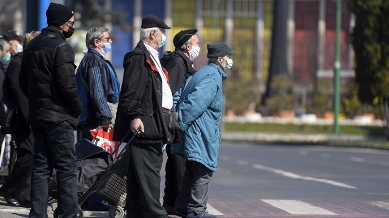 Persoane varstnice traverseaza o strada din Brasov, in intervalul 11-13