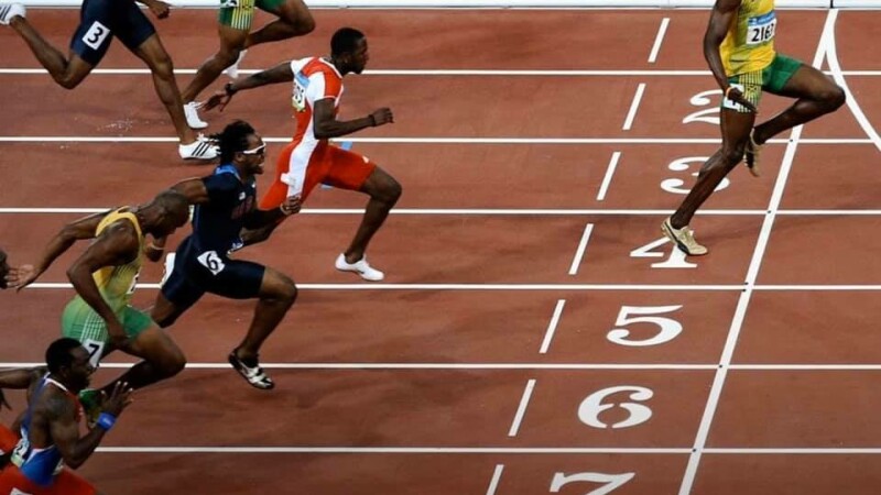 Usain Bolt promoveză distanțarea socială într-un mod original. Vezi ce a postat
