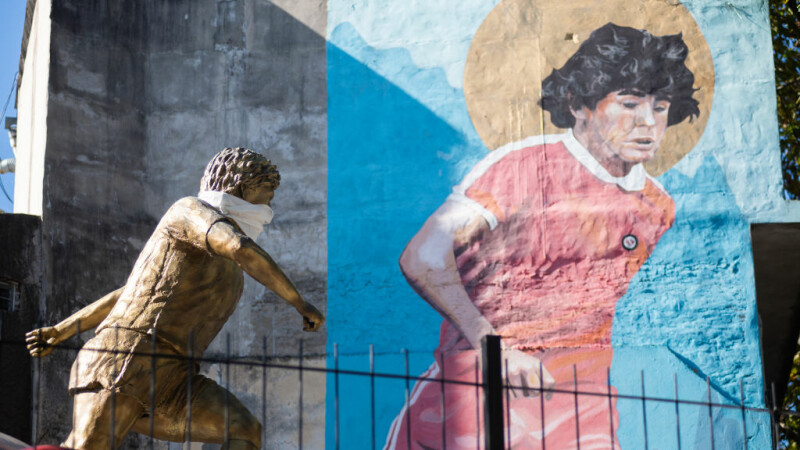 În Argentina, până și statuia lui Maradona poartă mască