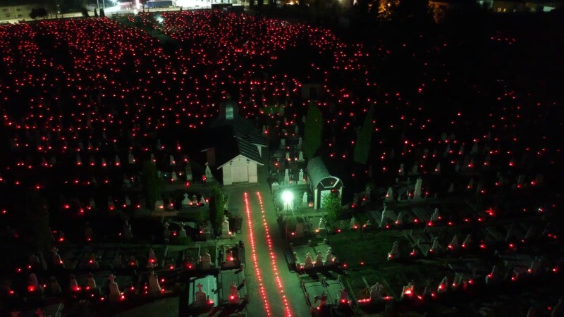 18.000 de candele, aprinse în cimitirele din Râmnicu Vâlcea în noaptea de Înviere - 4