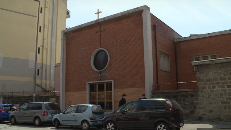 Români amendați după ce s-au închis într-o biserică din Italia pentru a sărbători Paștele