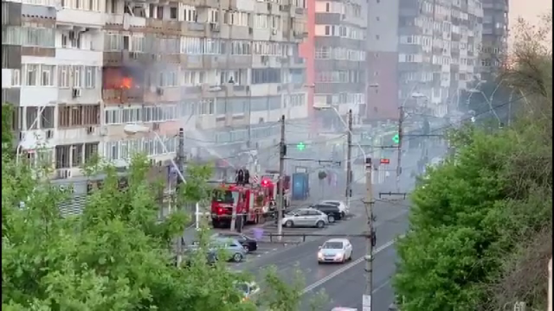 Incendiu violent într-un bloc din Galați. Cum a încercat proprietara să stingă focul