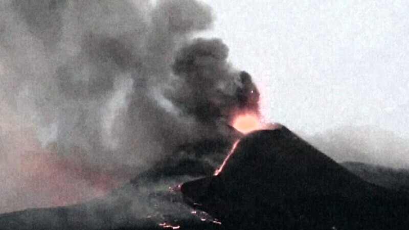 Vulcanul Etna a erupt din nou. Traficul aerian a fost deviat