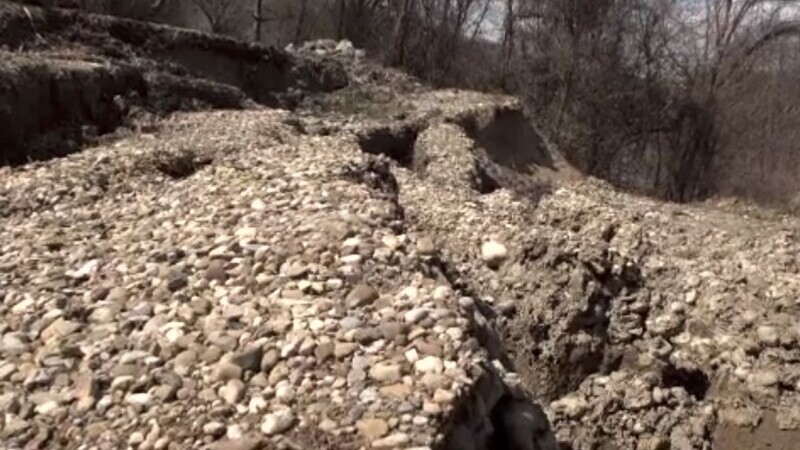 Drumuri distruse de alunecări de teren, în Prahova. Primăriile nu au bani să le repare