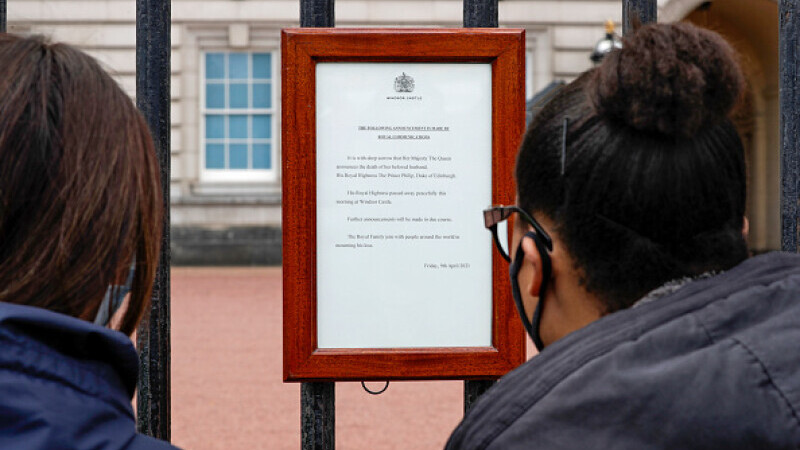 Mesajul afișat pe poarta Palatului Buckingham, după decesul Prințului Philip al Marii Britanii