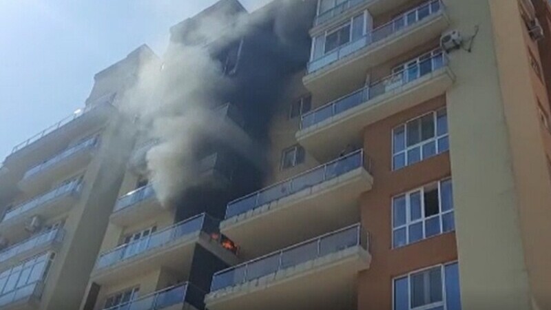 Incendiu într-un bloc din Iași. Doi adulți și un copil au avut nevoie de îngrijiri medicale