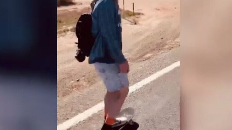 Un tânăr a traversat Australia pe skateboard, de la sud la nord. Povestea lui Tom Drury