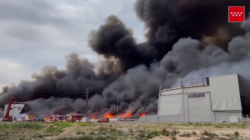 Incendiu uriaș în Spania. Patru depozite ale unei firme de curierat au fost cuprinse de flăcări
