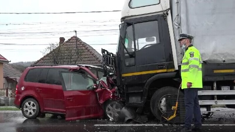 Accident teribil în Mureș. O tânără de 20 de ani a ajuns cu mașina sub un camion