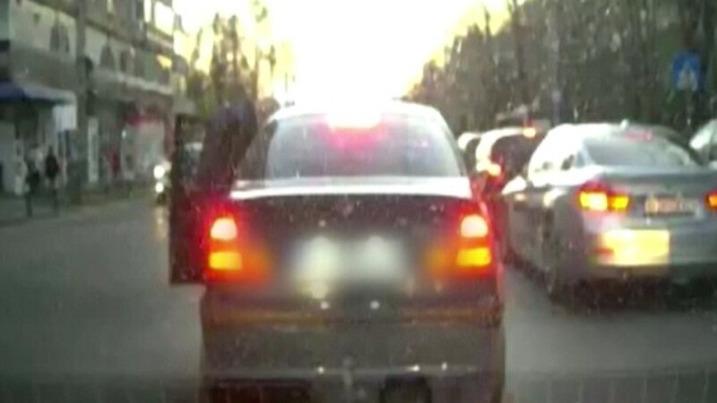 Scene violente într-o intersecție din București. Un șofer l-a bătut pe un alt conducător auto