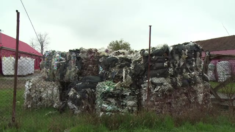 Deșeuri aduse ilegal din Italia, aruncate într-un sat din Bihor. Oamenii spun că sunt periculoase