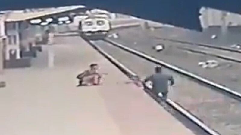 VIDEO. Imagini dramatice. Un copil a fost salvat de pe șinele de tren în ultima clipă