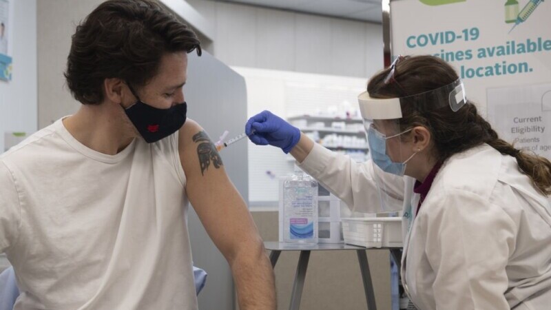 VIDEO. Premierul Canadei, Justin Trudeau, s-a vaccinat cu serul AstraZeneca. „Sunt foarte fericit”