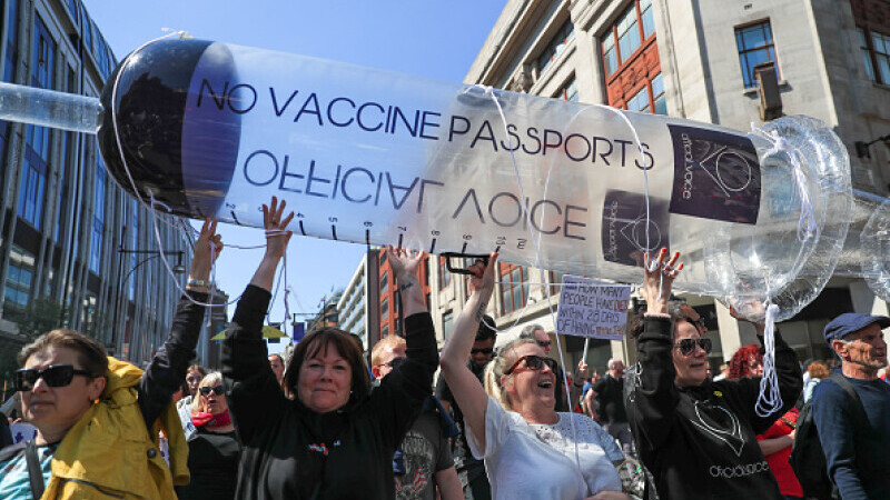 Mii de oameni au protestat la Londra, față de măsurile de izolare şi paşaportul de vaccinare - 8
