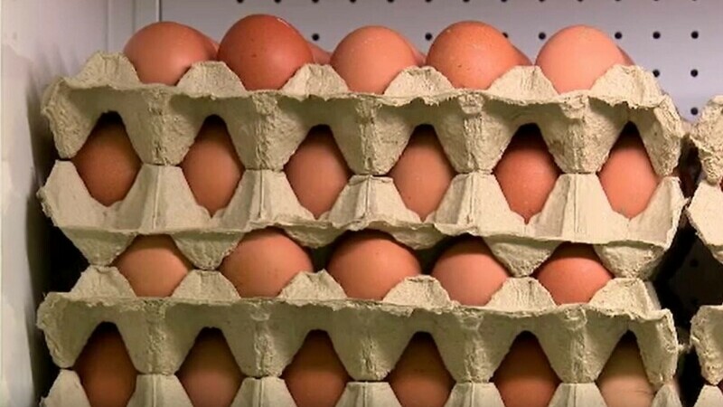 Rafturile cu ouă se golesc la foc automat în magazinele din România. Cu cât crește consumul de Paște