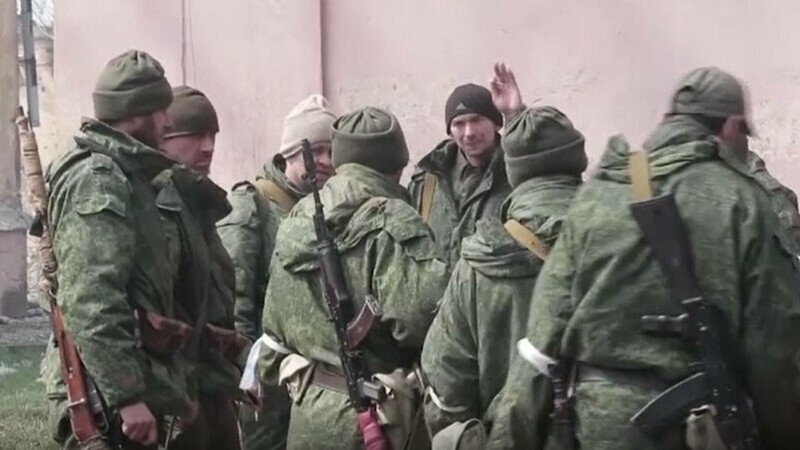 Ghinionul, bată-l vina. Cum au ajuns soldații ruși să fie urmăriți în timp real de un ucrainean pe care l-au jefuit