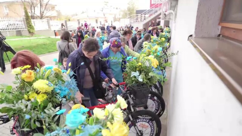 Zeci de cadre medicale de la Spitalul Municipal au primit biciclete în Fălticeni, Suceava