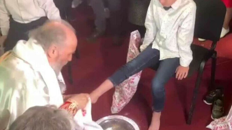 Ritualul spălării picioarelor în Joia Mare, oficiat și la Galați. La slujbă au asistat și refugiați ucraineni