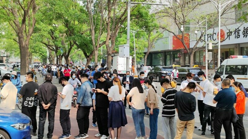 Locuitorii din Beijing iau cu asalt magazinele, de teamă că vor intra în carantină ca Shanghai. La ce produse își fac stocuri