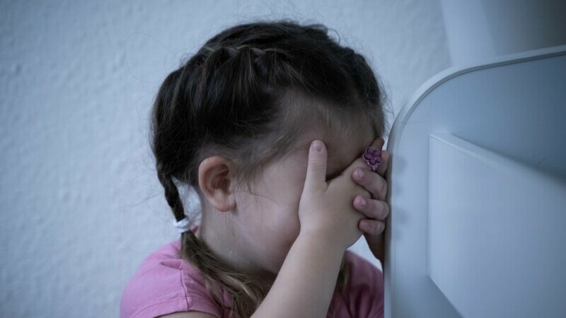 fetiță care plânge