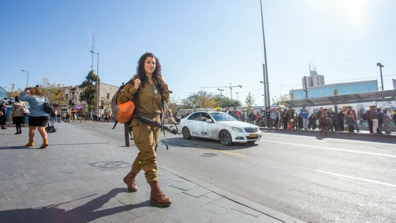 femeie inarmata israel