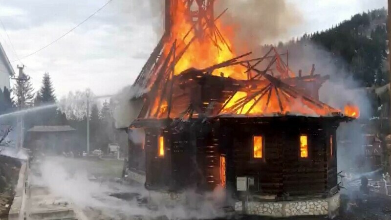 A ars biserica de lemn din Borșa. Incendiul a izbucnit chiar de Florii