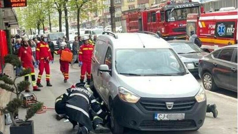 Un șofer din Cluj a trecut cu mașina peste o femeie, fără să-și dea seama. Intervenție delicată a pompierilor