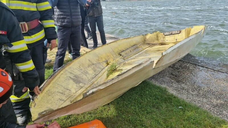 Barcă scufundată pe Lacul Siutghiol, adusă la mal de pompieri. Salvatorii s-au temut să nu existe victime