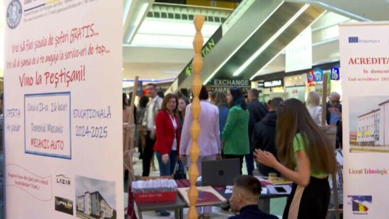 Mall-ul din Tg. Jiu, locul de întâlnire al elevilor care se gândesc la un job viitor. Sunt și licee care oferă meditații grat