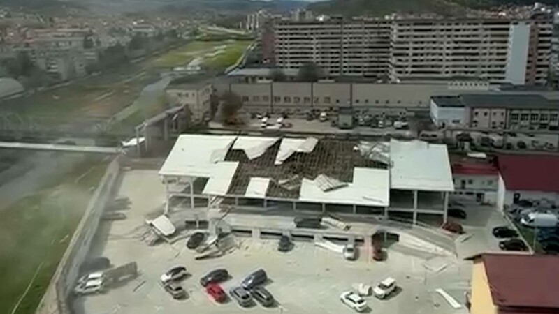 13 mașini au fost avariate de acoperișul unei parcări smuls de vântul extrem de puternic, în Râmnicu Vâlcea
