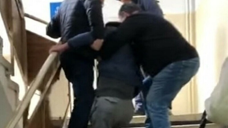 Un pacient a fost târât pe scări la o clinică din Ploieşti