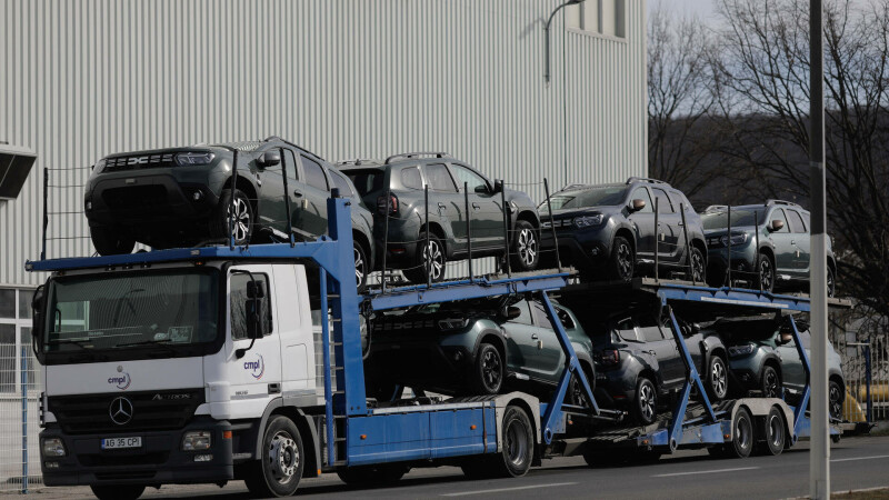 camion cu masini Dacia