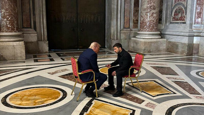 Imagini de la scurta &icirc;nt&acirc;lnire dintre Volodimir Zelenski şi Donald Trump