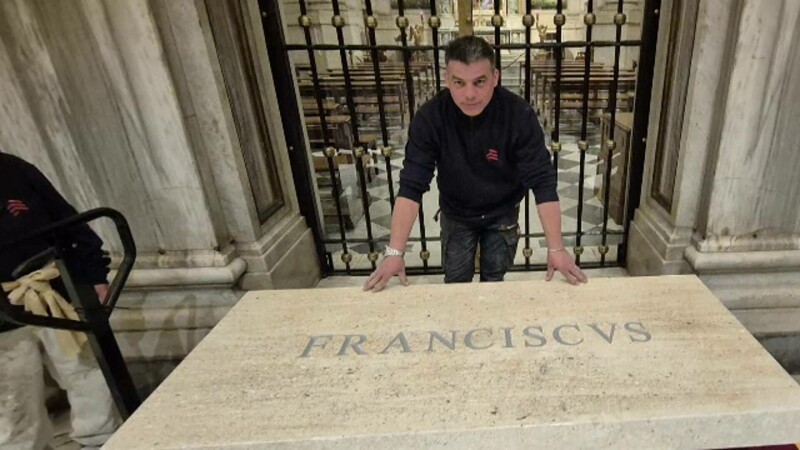 Românul care a lucrat la mormântul papei Francisc