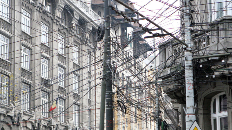 Cablurile de internet au împânzit stâlpii din Bucureşti