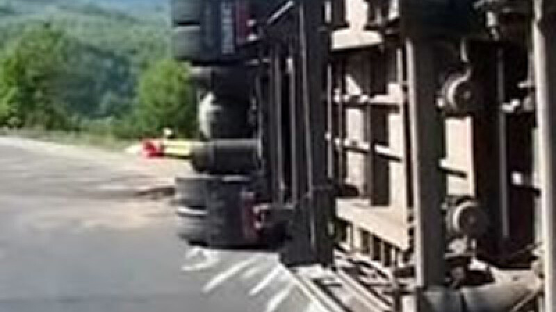 Circulatie blocata! Un tir s-a rasturnat pe sosea