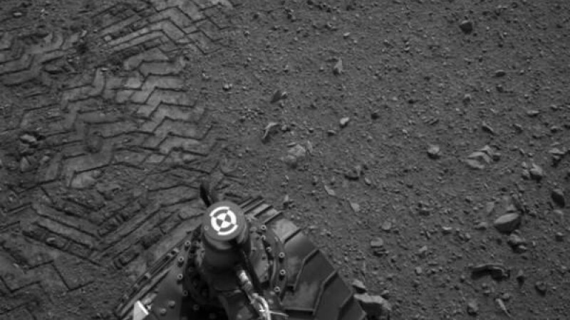 urmele lasate de Curiosity pe Marte