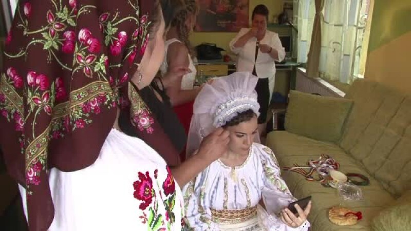 Costume populare si strigaturi la Stockholm. Doi romani care traiesc in Suedia si-au facut nunta in stil traditional
