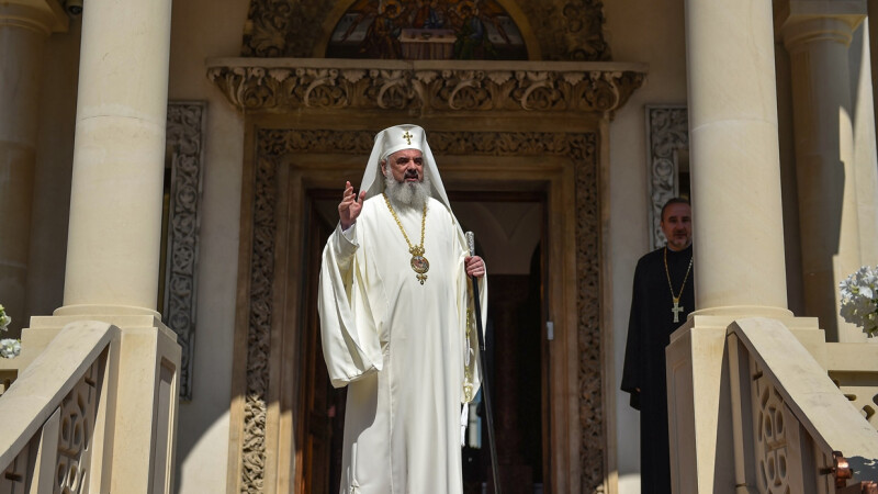 patriarhul Daniel in fata Catedralei Patriarhale
