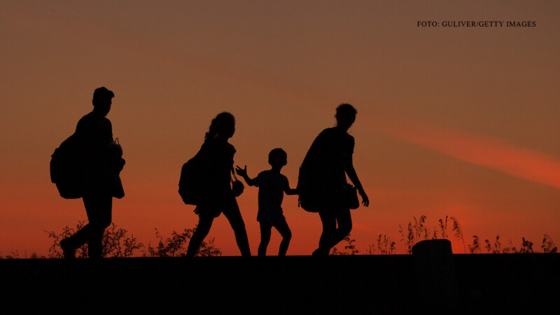 familie de refugiati la granita cu Ungaria