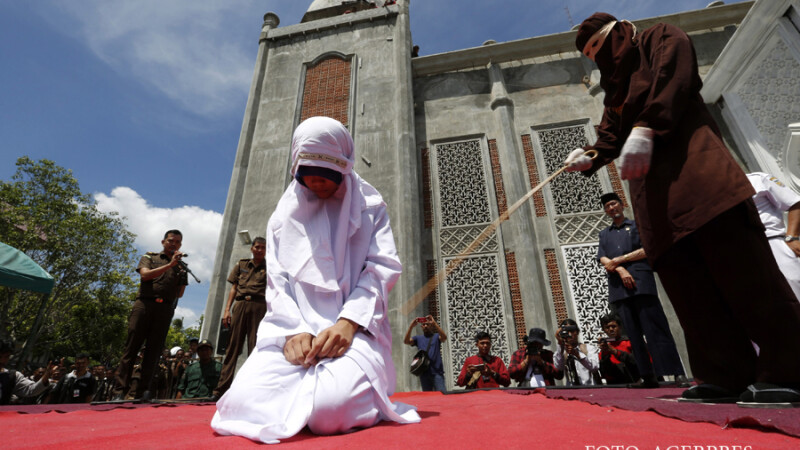 O femeie e biciuita in public in statul Aceh din Indonezia pentru ca a flirtat cu un barbat. In Aceh se aplica legea sharia