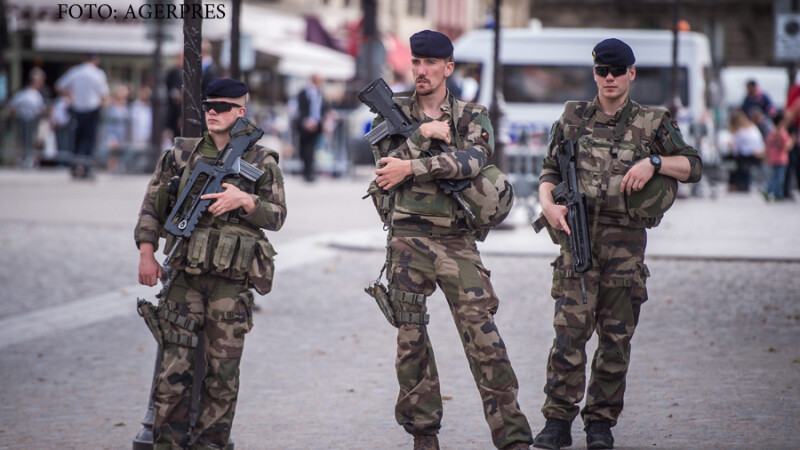 soldati francezi patruland in fata catedralei notre-dame