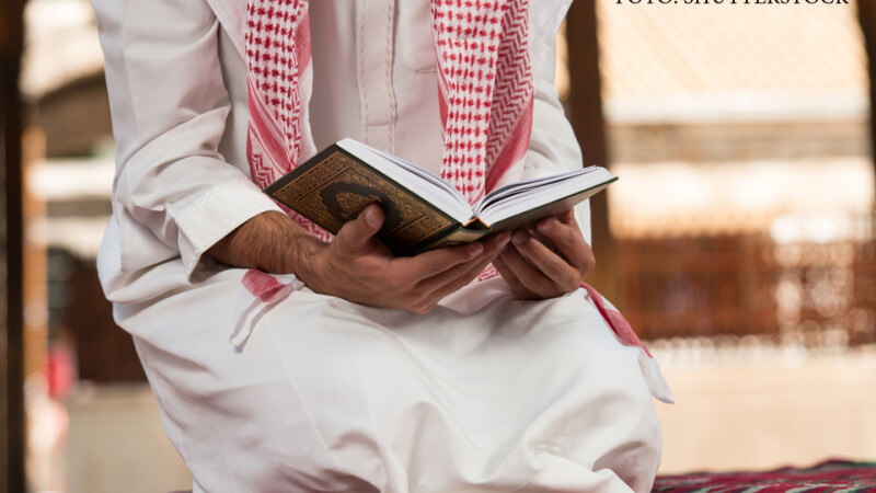 musulman care citeste Coranul