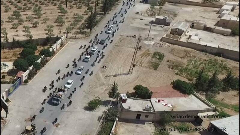 coloana ISIS fugind din Manbij folosind scuturi umane