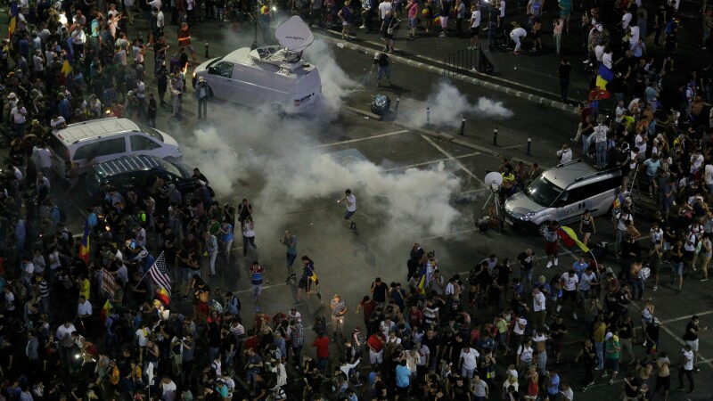 Protest violent in Piata Victoriei