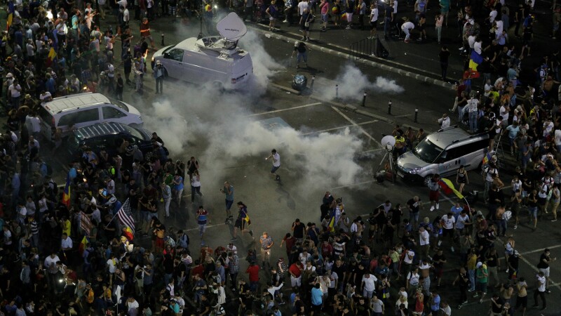 Ciocniri violente între protestatari și jandarmi, la protestul din Piața Victoriei