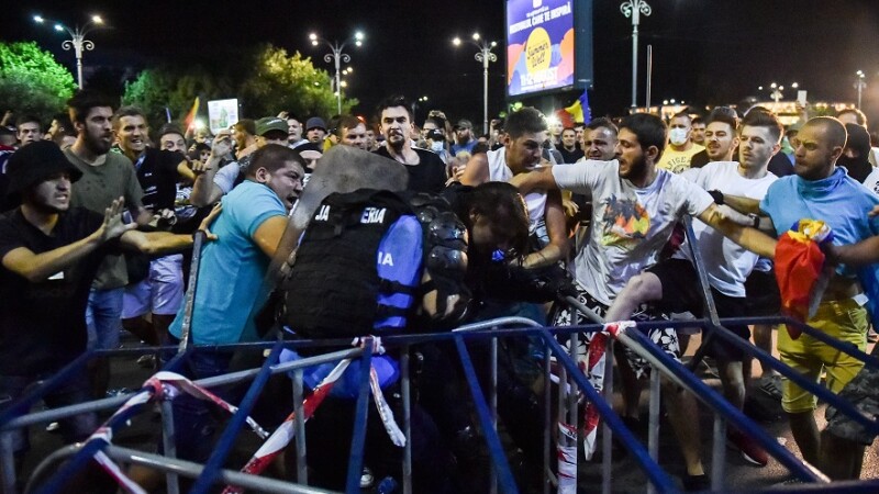 Incidente intre jandarmi si participanti la protestul din Piata Victoriei din Capitala.