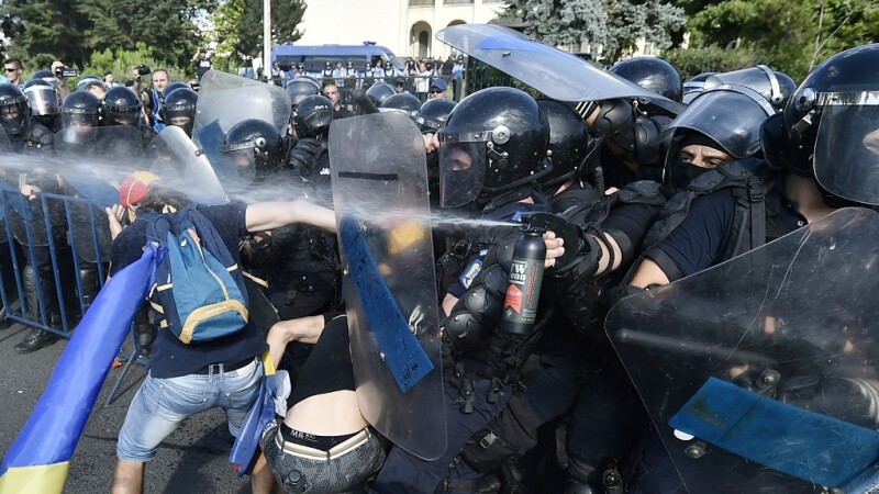 Persoane protesteaza in Piata Victoriei din Capitala; fortele de ordine au folosit gaze lacrimogene