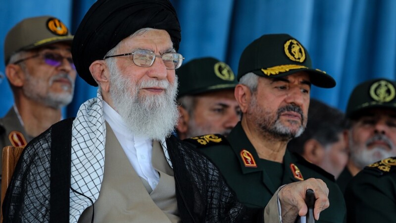 Ayatollahul Khamenei şi lideri militari iranieni
