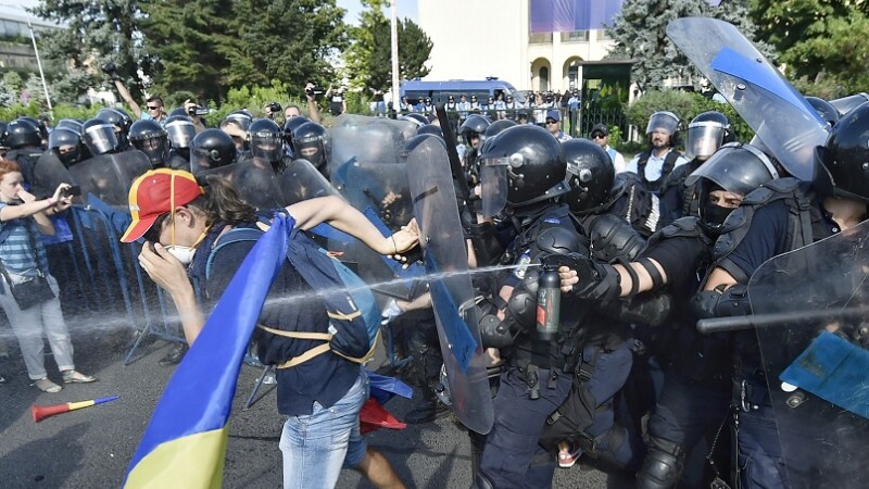 Persoane protesteaza in Piata Victoriei din Capitala; fortele de ordine au folosit gaze lacrimogene